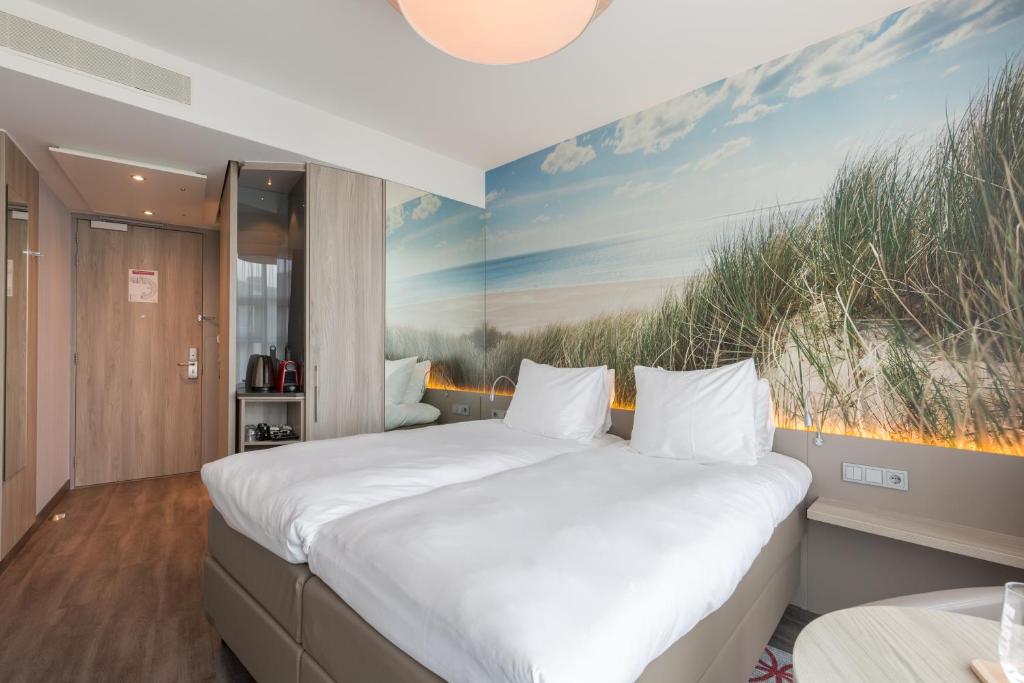Postel nebo postele na pokoji v ubytování Ramada The Hague Scheveningen