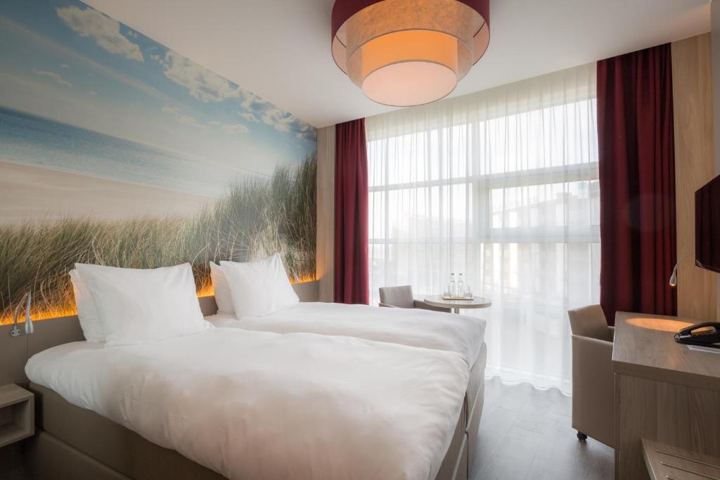 Postel nebo postele na pokoji v ubytování Ramada The Hague Scheveningen