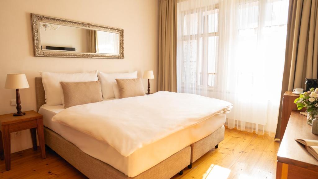 Postel nebo postele na pokoji v ubytování Hotel Golden Key Prague Castle