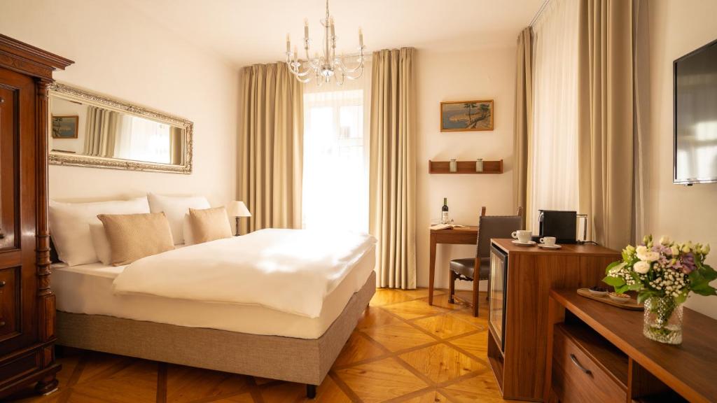 Postel nebo postele na pokoji v ubytování Hotel Golden Key Prague Castle