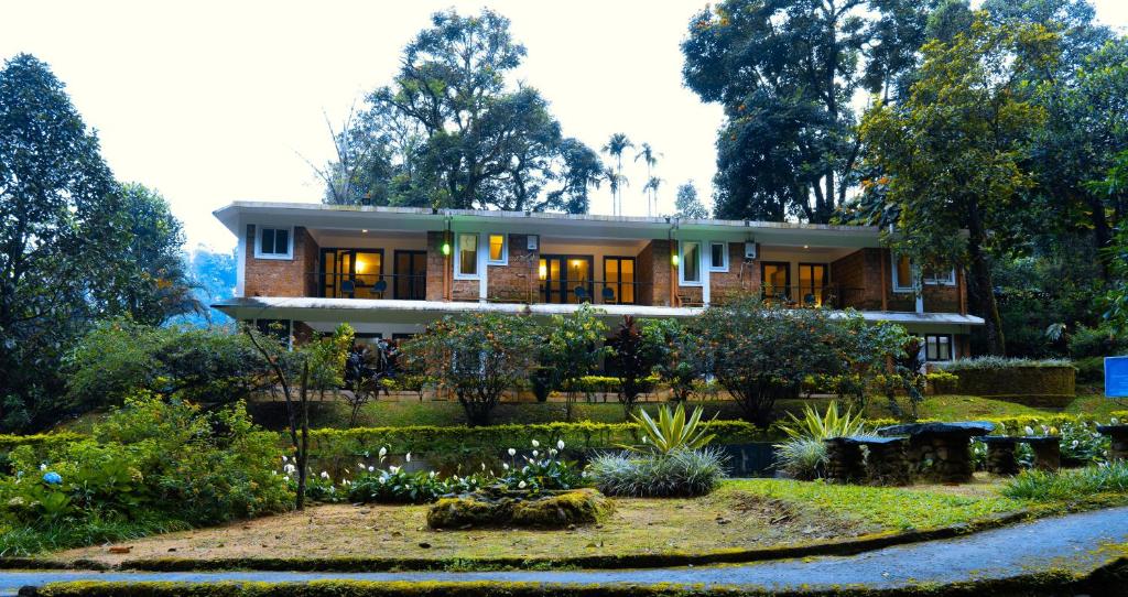 Falling Waters Munnar - 川の景色を望むスイート