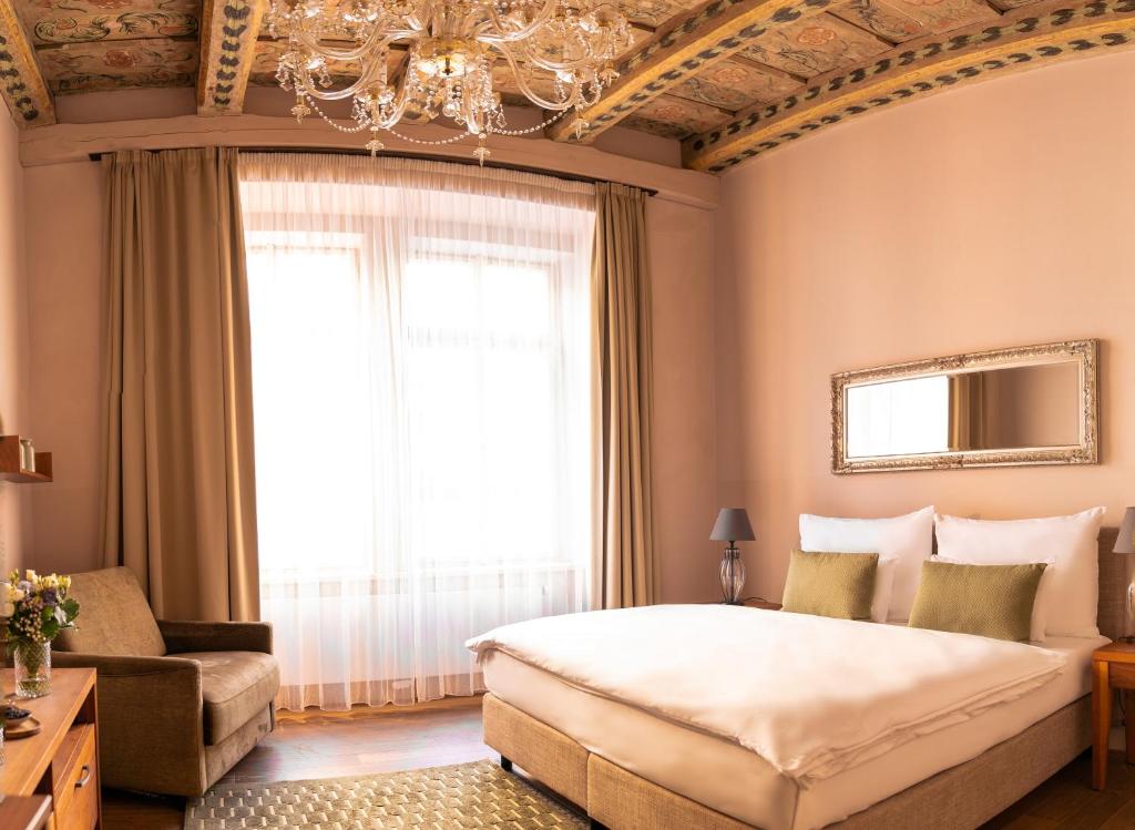 Postel nebo postele na pokoji v ubytování Hotel Golden Key Prague Castle