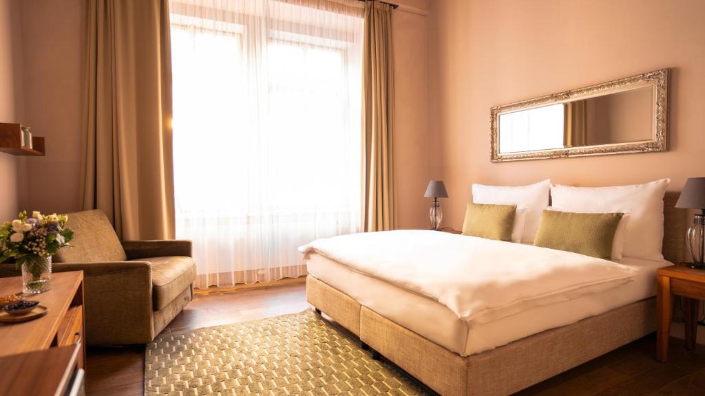 Postel nebo postele na pokoji v ubytování Hotel Golden Key Prague Castle