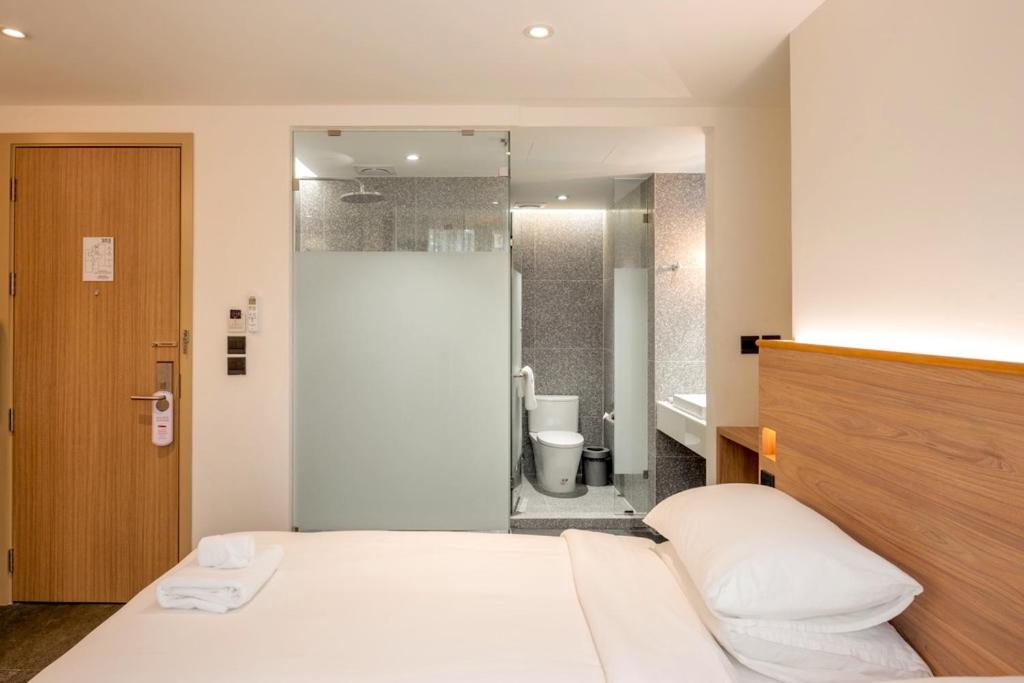 ZEN MASTER HOTEL 7