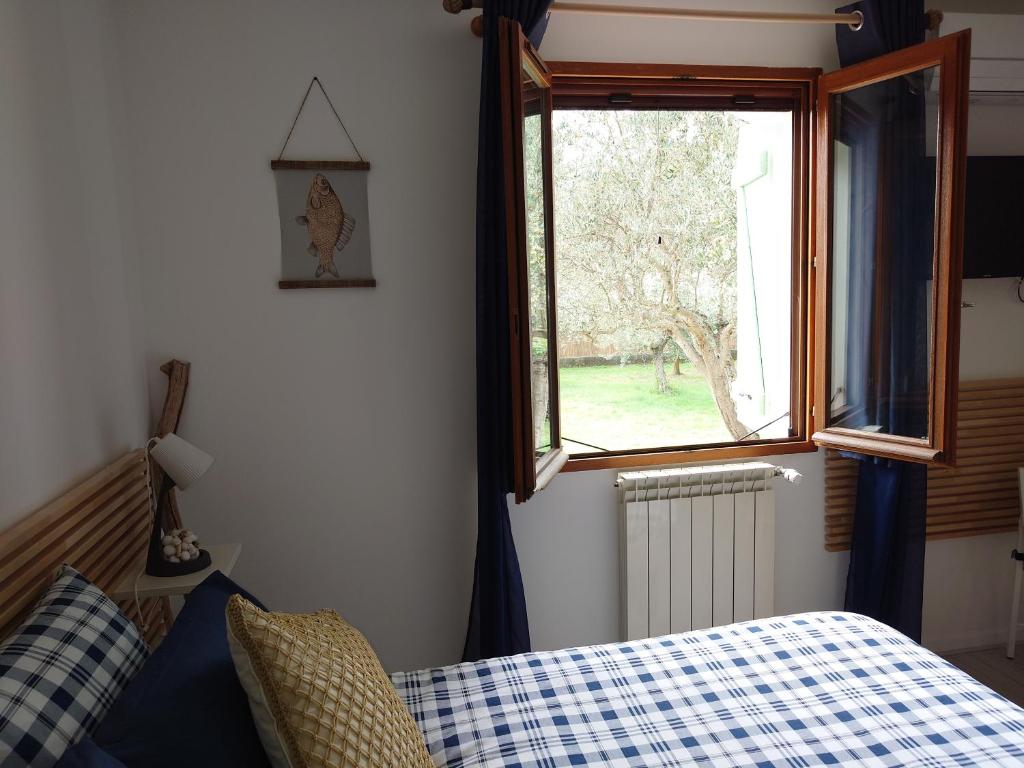 sypialnia z łóżkiem i oknem w obiekcie Cigaléo, Chambre d'hôtes dans le Var w mieście Carnoules