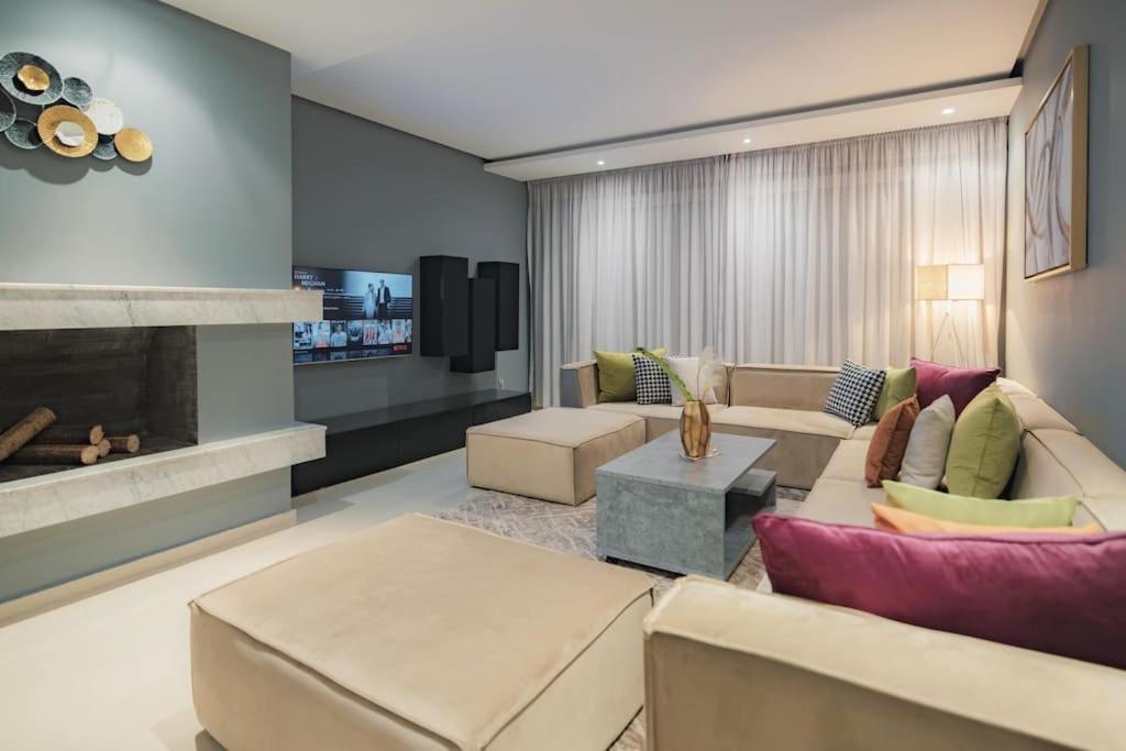 Μια τηλεόραση ή/και κέντρο ψυχαγωγίας στο Beautifully Designed 3BR Apartment+ Panoramic View