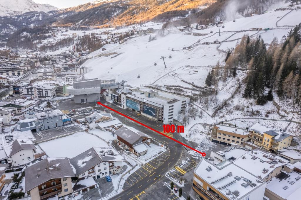 una vista aérea de una ciudad en la nieve en Appartement Oskar, en Sölden