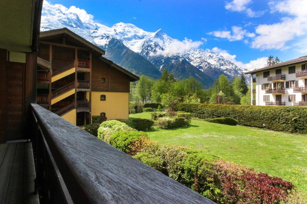 un balcon avec vue sur une montagne dans l'établissement Les Capucins - Calm - Mont-Blanc - Lake Gaillland, à Chamonix-Mont-Blanc