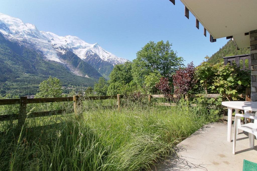 een tafel met uitzicht op een berg bij Le Crétet 2 - Best views of the Mont-Blanc in Chamonix-Mont-Blanc