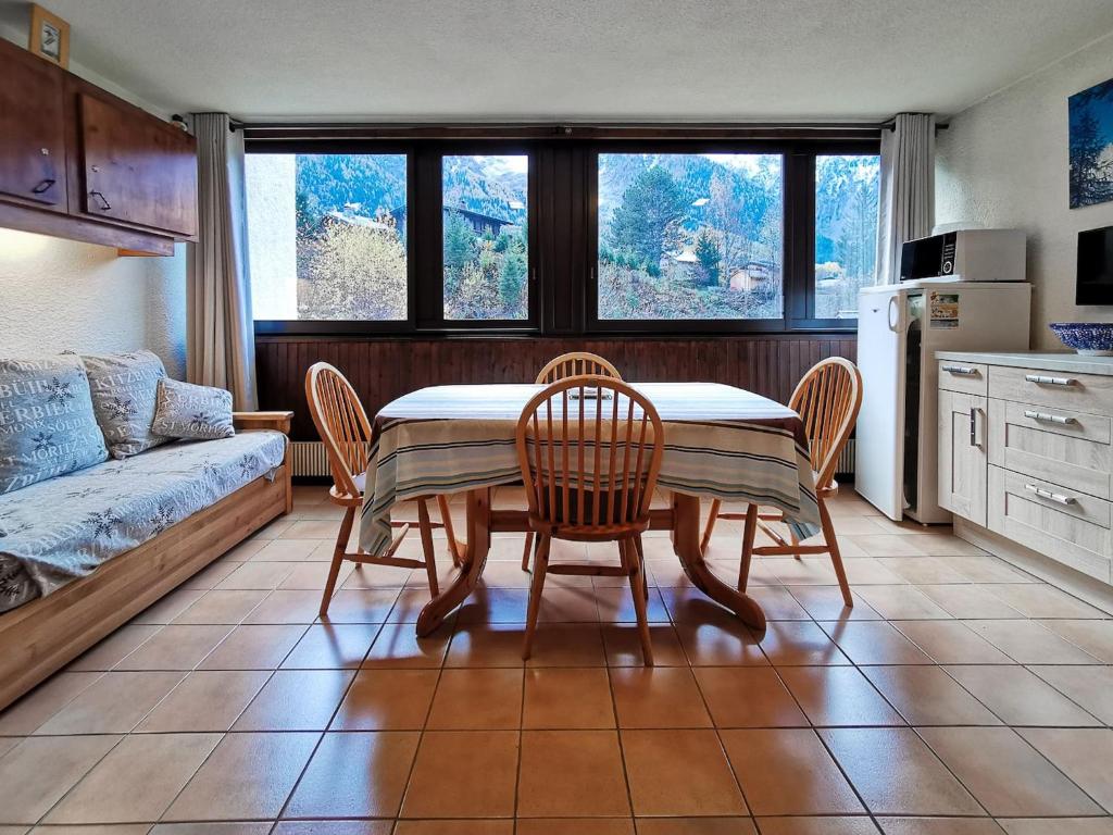une cuisine avec une table, des chaises et un canapé dans l'établissement Sun Valley 3 - Vue Mont-Blanc, à Chamonix-Mont-Blanc