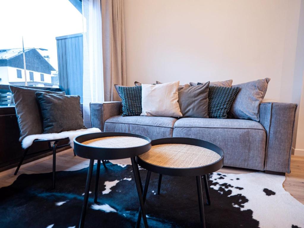 - un salon avec deux tables et un canapé dans l'établissement Chalet Zébra - Conception d'architecte - Vue sur la chaîne du Mont-Blanc - Central, aux Houches