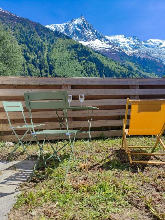 2 chaises, une table et un verre de vin dans l'établissement Les Cîmes du Mont-Blanc, à Chamonix-Mont-Blanc