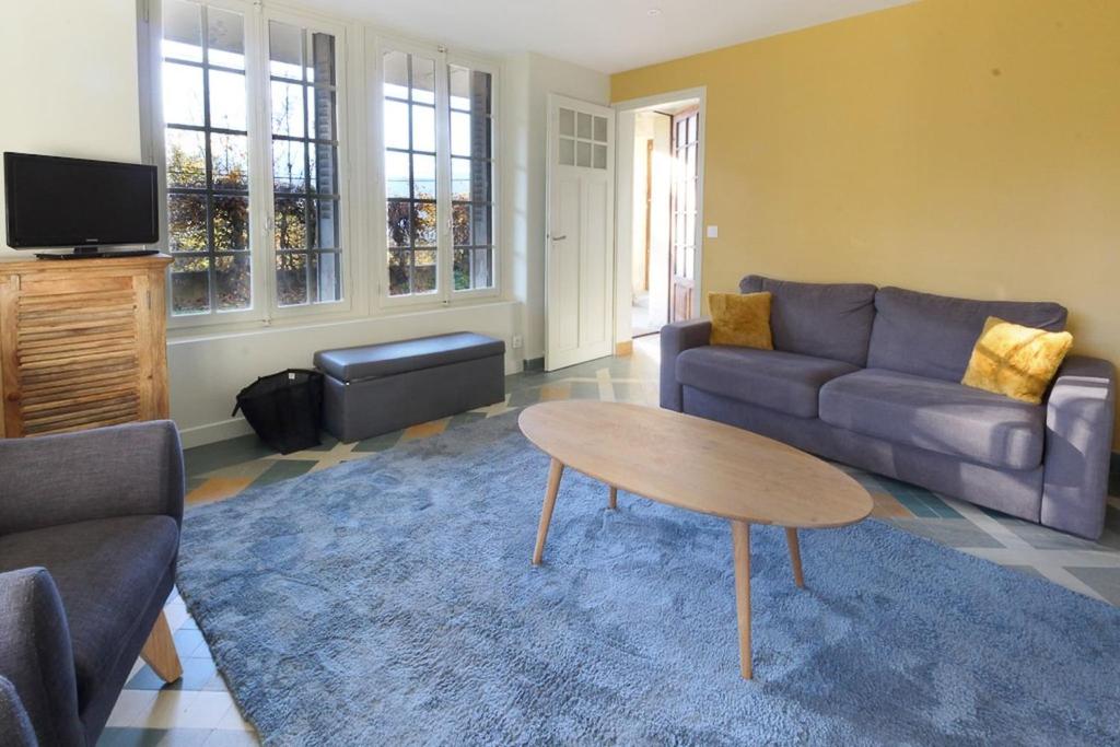 un soggiorno con divano e tavolo di Le Petit Eloi a Saint-Gervais-les-Bains