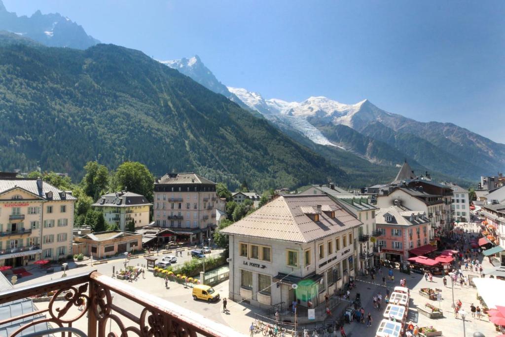 - une vue sur une ville avec des montagnes en arrière-plan dans l'établissement Nook 42 - The Loft - Central 2br w/ Balcony Views, à Chamonix-Mont-Blanc