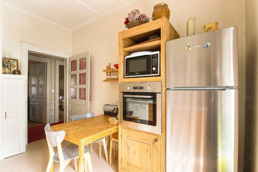 Kuchyňa alebo kuchynka v ubytovaní Maison Emile Devouassoud