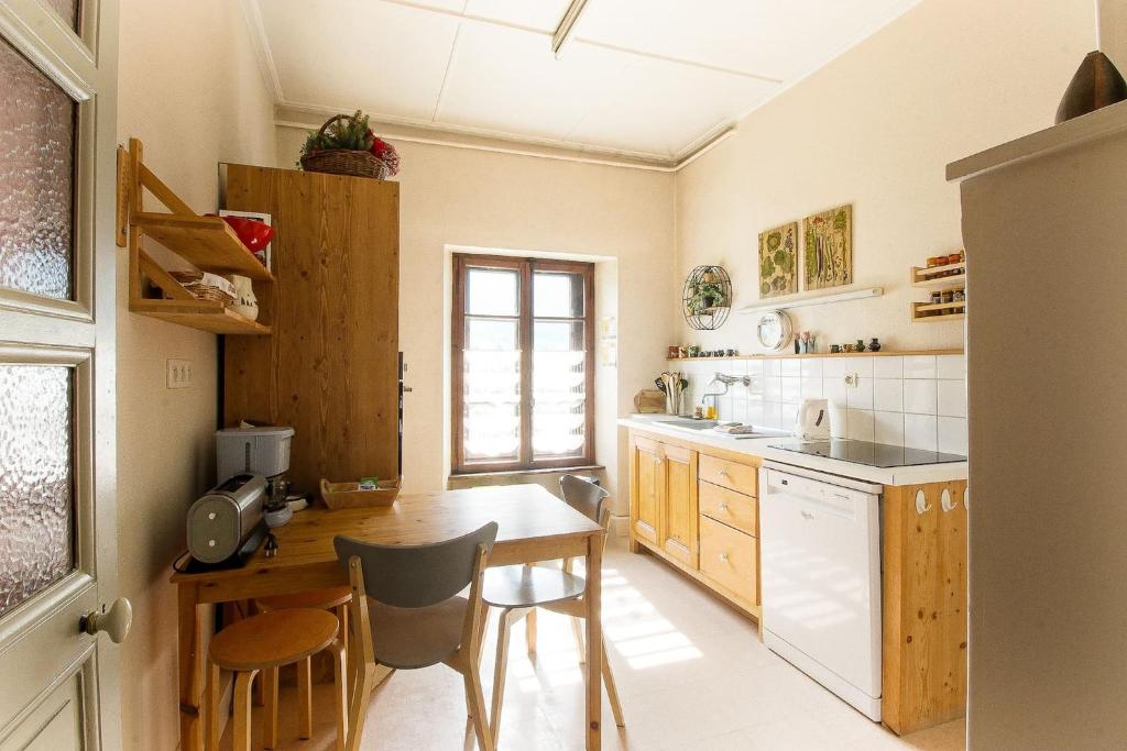 Kuchyňa alebo kuchynka v ubytovaní Maison Emile Devouassoud