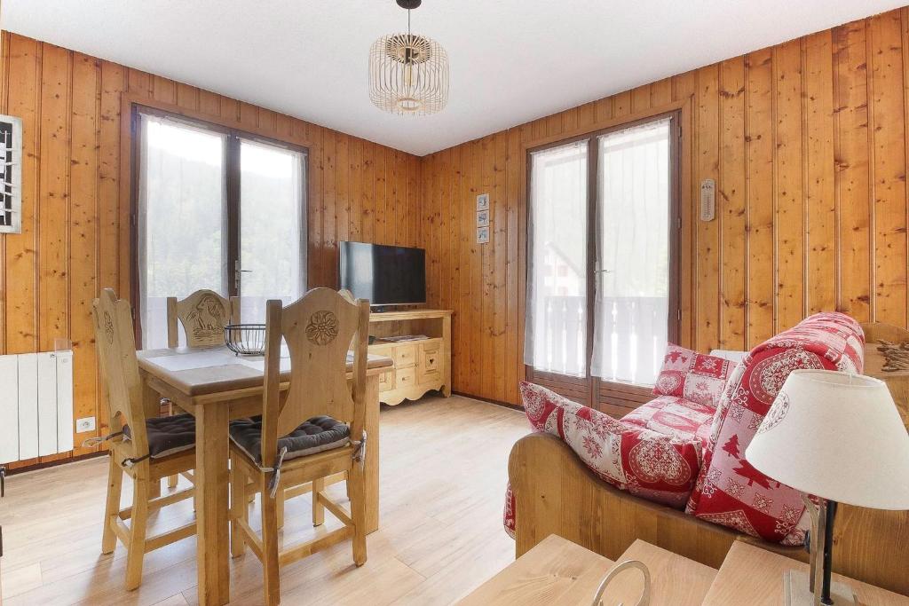 un salon avec un canapé et une table dans l'établissement La Griaz - Chaleureux et cosy -Vue sur les montagnes - grand balcon, aux Houches