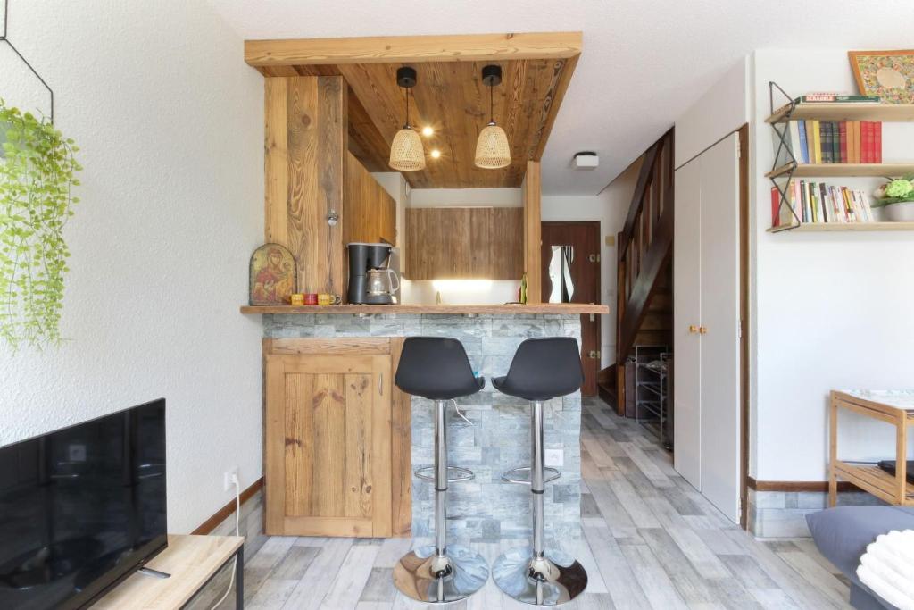 Televízia a/alebo spoločenská miestnosť v ubytovaní Le Crêtet Mont-Blanc