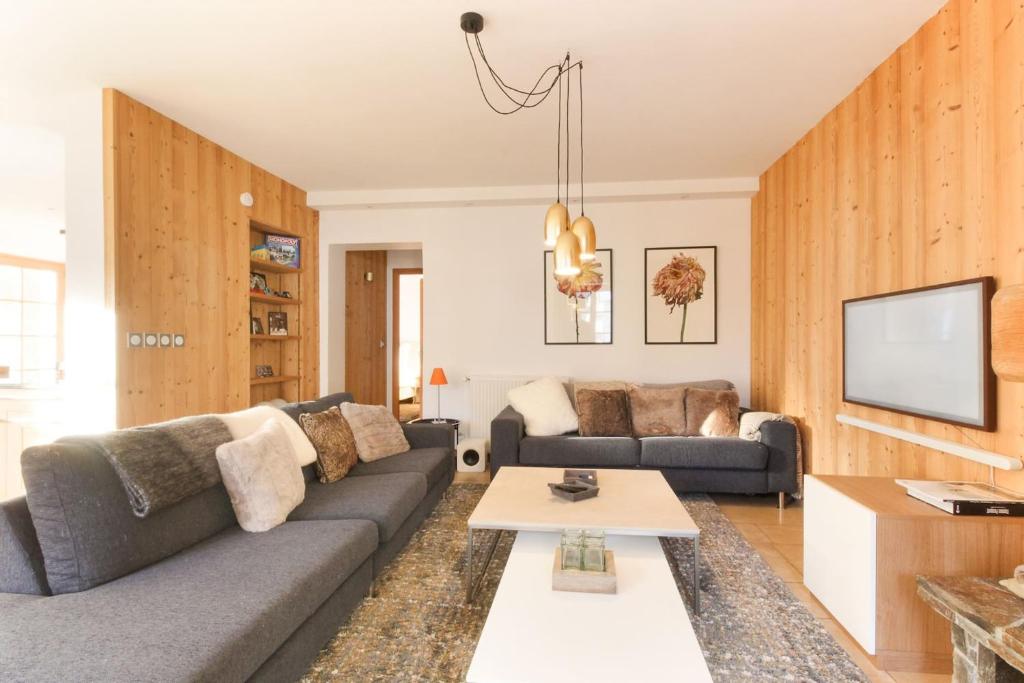 Posedenie v ubytovaní Les Alpins - Centre de Chamonix - Rénové avec Jardin et vue imprenable sur le MontBlanc