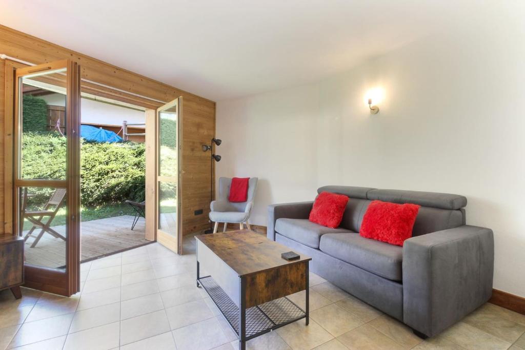 un salon avec un canapé et une table dans l'établissement Les Granges des Bossons, à Chamonix-Mont-Blanc