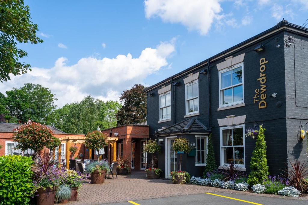 un edificio negro con un cartel. en The Dewdrop Inn en Worcester