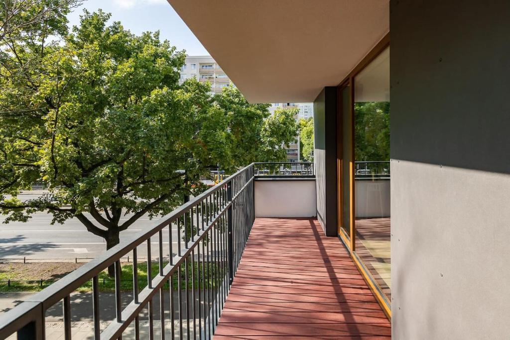 Balkón alebo terasa v ubytovaní Puławska 221 - Colorful Apartment with Balcony by Noclegi Renters