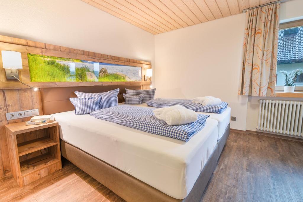 Postel nebo postele na pokoji v ubytování Albtalblick Ihr Wellness- & Wanderhotel