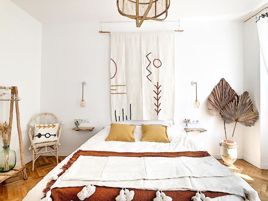 une chambre avec un grand lit avec une fenêtre dans l'établissement Maison ÛMA - Wifi, Netflix, Mer et Centre, à Marseille