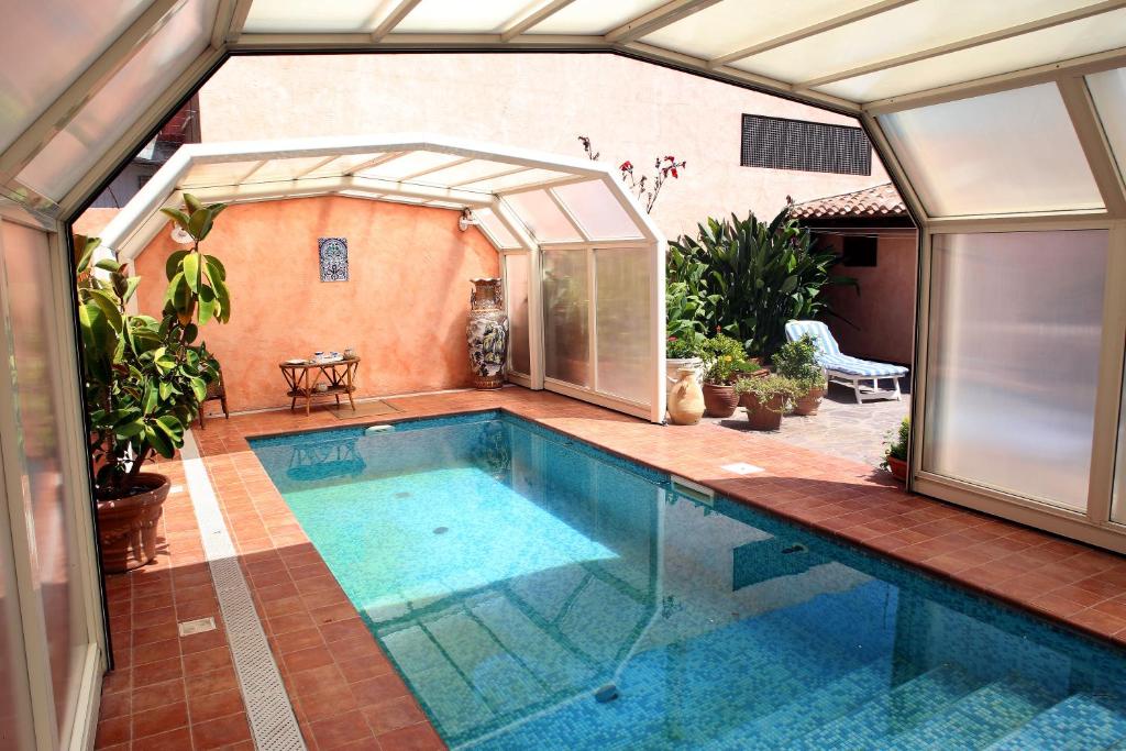 una piscina en medio de un patio en B&B LA POSADA, en SantʼAntìoco