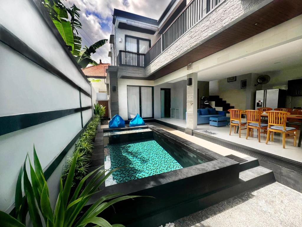 a swimming pool in the courtyard of a house at Deja View in Jimbaran