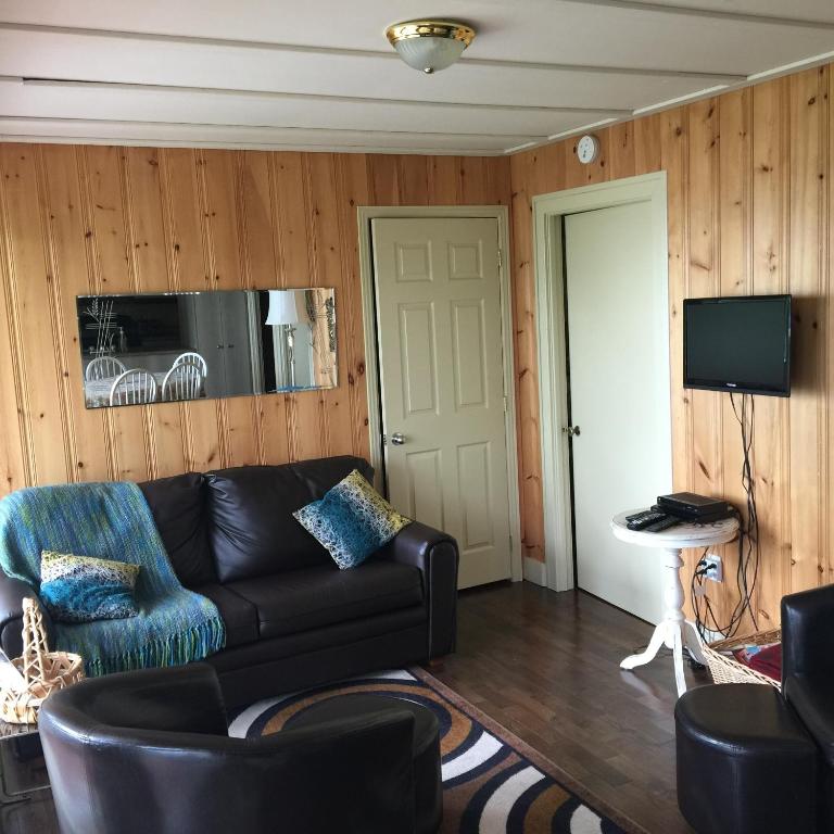 TV a/nebo společenská místnost v ubytování Chalets Plage St-Jean 2