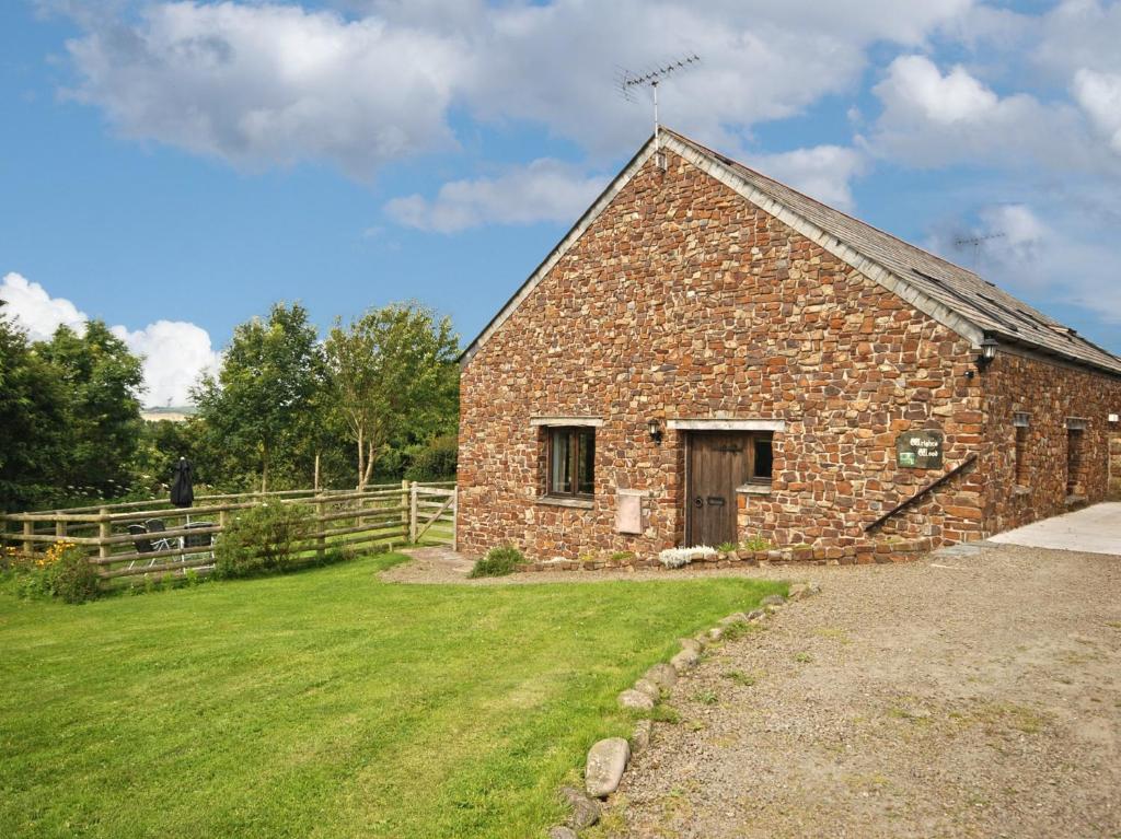 an old brick barn with a grass yard at 2 Bed in Widemouth Bay WOOWW in Poundstock
