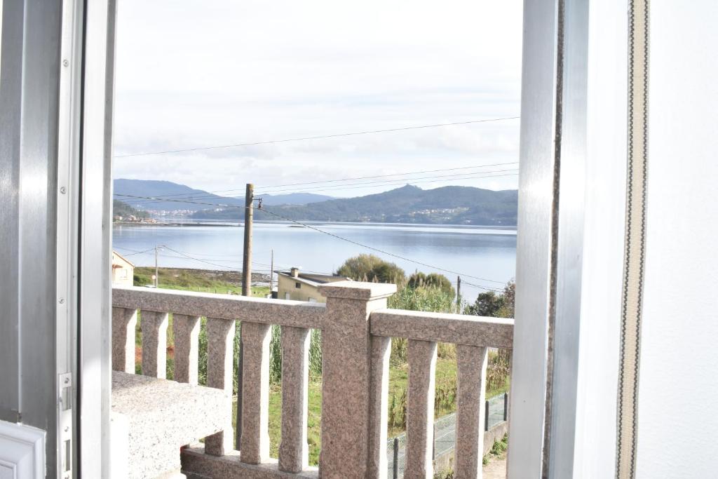uitzicht op het water vanaf het balkon van een huis bij CASA GALLEGO in San Adrian de Cobres