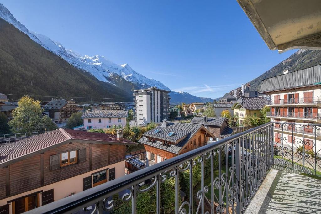 - un balcon offrant une vue sur une ville avec des montagnes dans l'établissement DIFY René Payot - Chamonix-Mont-Blanc, à Chamonix-Mont-Blanc