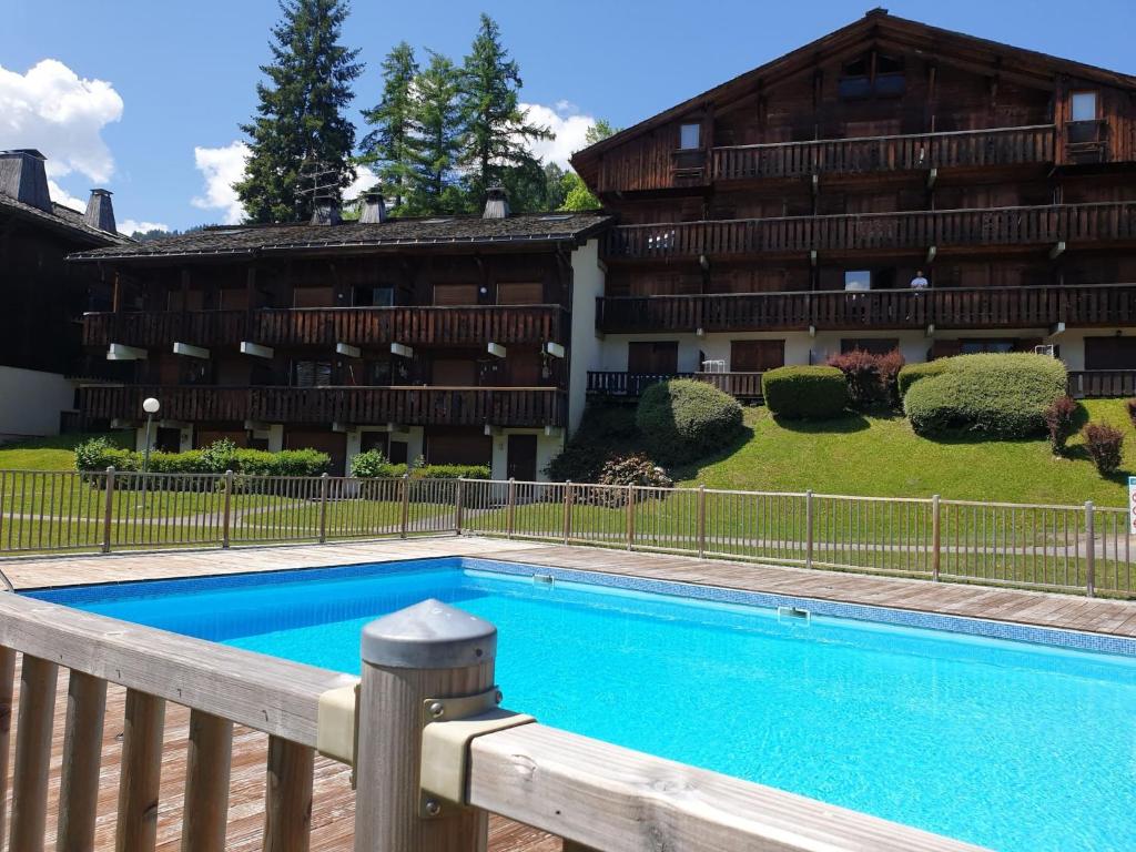 une piscine devant un immeuble dans l'établissement DIFY Gerets - St Gervais, à Saint-Gervais-les-Bains