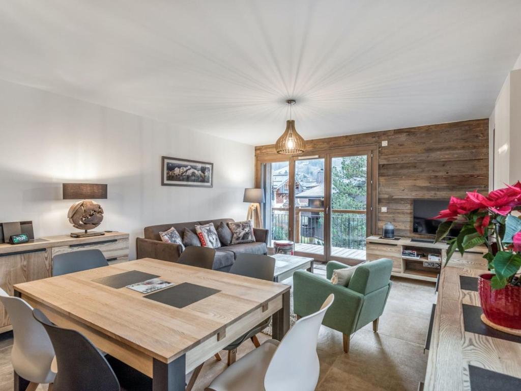 un salon avec une table et des chaises en bois dans l'établissement DIFY Appartement Luxe - Saint Gervais, à Saint-Gervais-les-Bains