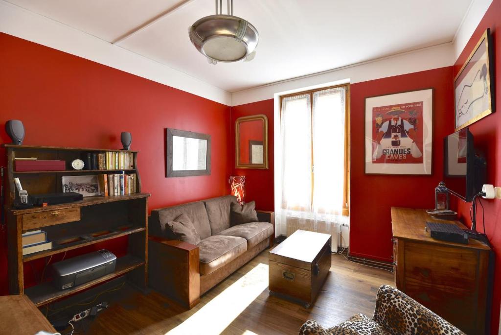 sala de estar con paredes rojas y sofá en DIFY Cosy - Chamonix, en Chamonix-Mont-Blanc