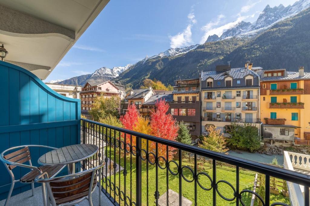 uma varanda com uma mesa e vista para as montanhas em DIFY Paccard - Chamonix-Mont-Blanc em Chamonix-Mont-Blanc