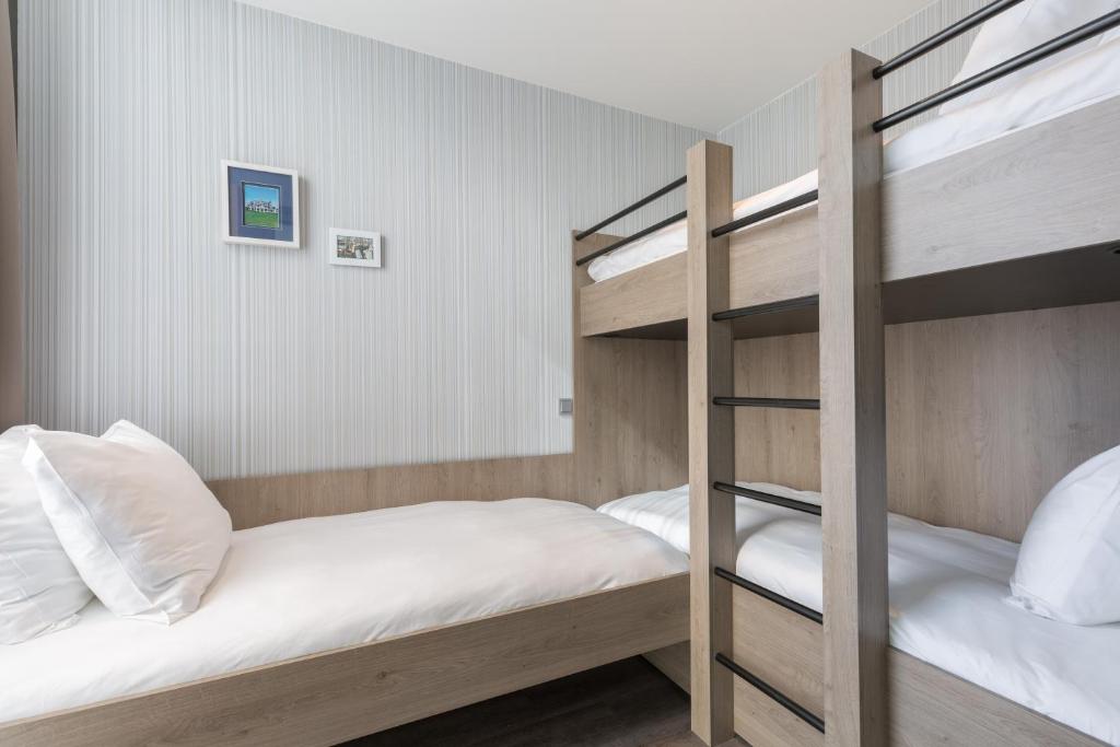Postel nebo postele na pokoji v ubytování Ramada The Hague Scheveningen