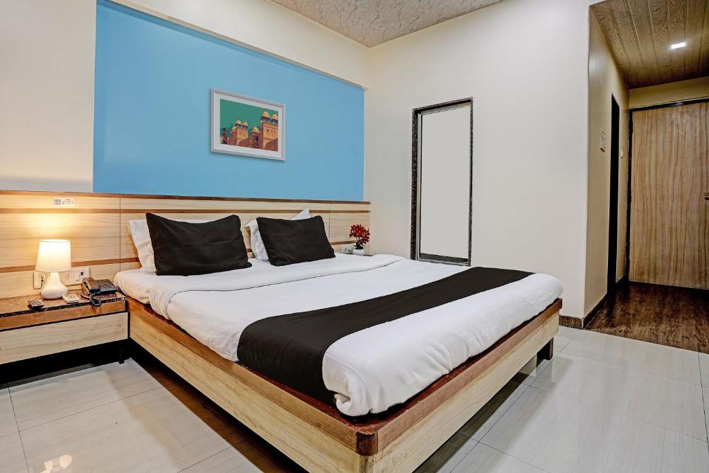 um quarto com uma cama grande num quarto em Collection O Guru Heritage Kalamboli em Mumbai