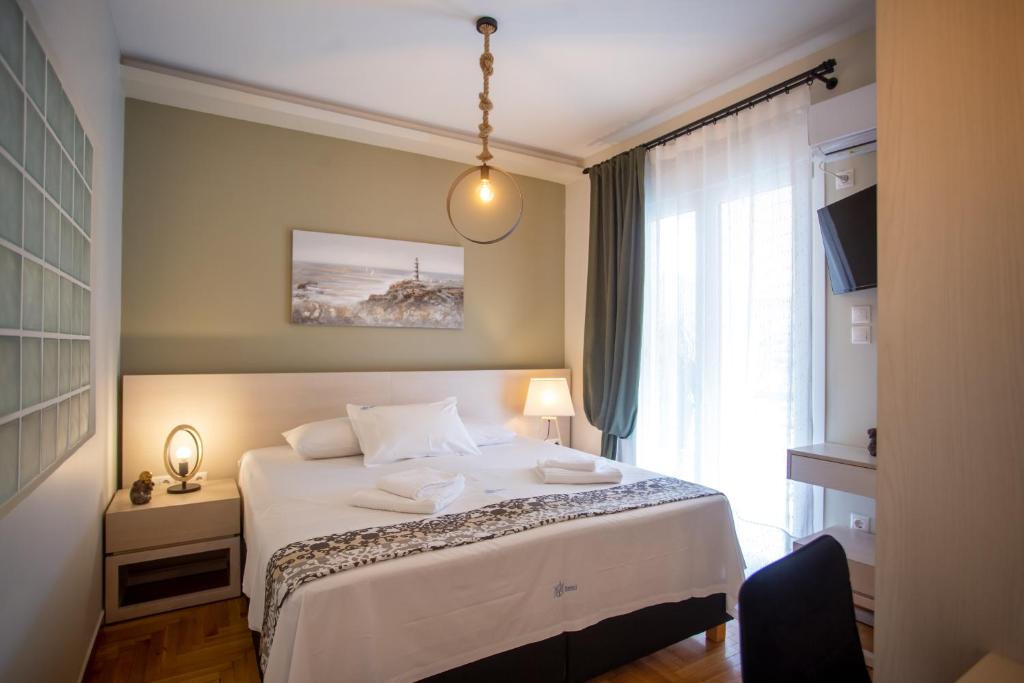 - une chambre avec un lit et une fenêtre dans l'établissement Nefeli by Heloni Apartments, à Athènes