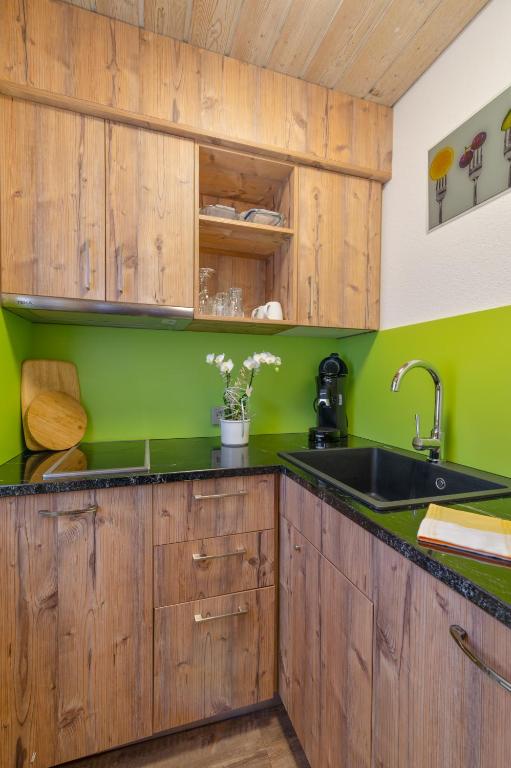 Kuchyň nebo kuchyňský kout v ubytování Albtalblick Ihr Wellness- & Wanderhotel