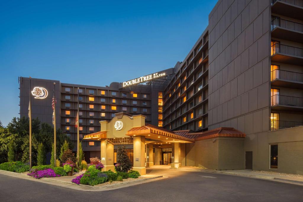 una rappresentazione di un hotel con un edificio di DoubleTree by Hilton Hotel Denver a Denver