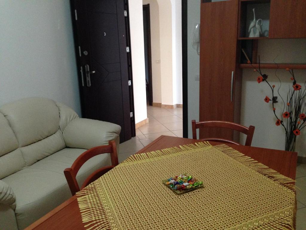sala de estar con mesa y sofá en Appartamento Margherita, en Carbonia