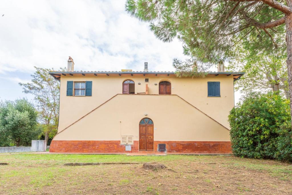 un grande edificio bianco con una porta marrone di Italian Experience- Holiday Home Giannella a Giannella
