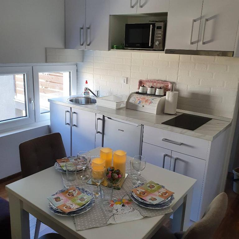 Kuchyň nebo kuchyňský kout v ubytování Apartmani Vukmanović