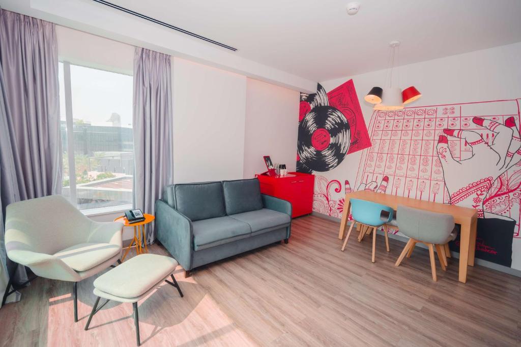 Posezení v ubytování Radisson RED Dubai Silicon Oasis