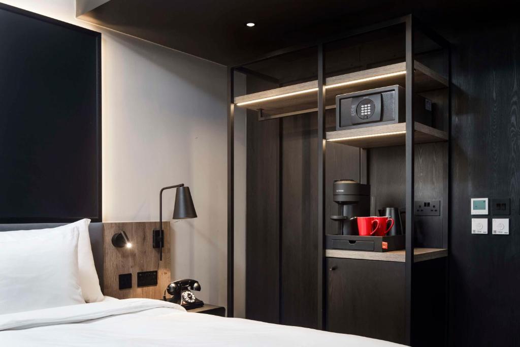 Postel nebo postele na pokoji v ubytování Radisson RED Hotel, Liverpool
