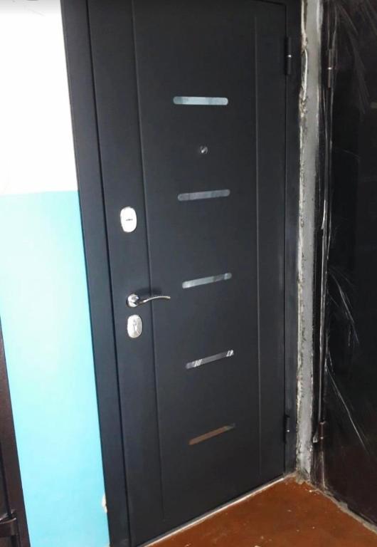 une armoire noire avec quatre tiroirs dans une pièce dans l'établissement VIP apart 500, à Tbilissi