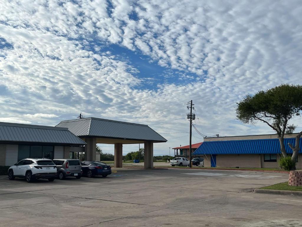 parking z samochodami zaparkowanymi przed budynkiem w obiekcie Studio 6 Port Lavaca, TX w mieście Port Lavaca